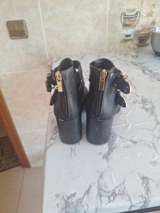 Botines negros con hebillas doradas