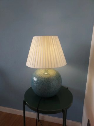 Lámpara de mesa azul y verde