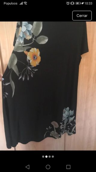 Vestido negro estampado floral desigual