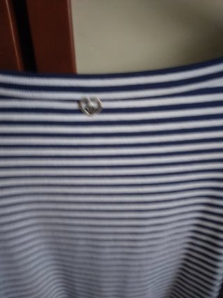T-shirt a righe bianche e blu taglia s