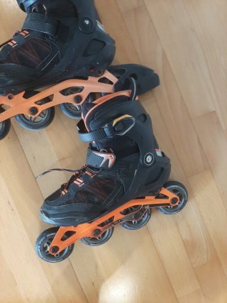 Patines en línea negros y naranjas