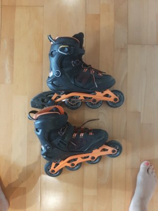 Patines en línea negros y naranjas