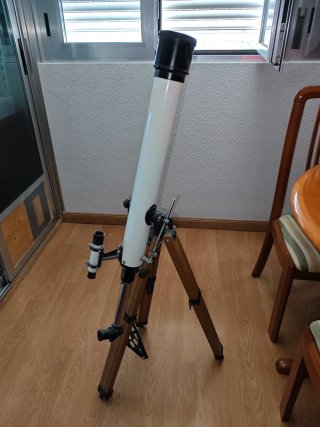 Telescopio con trípode de madera