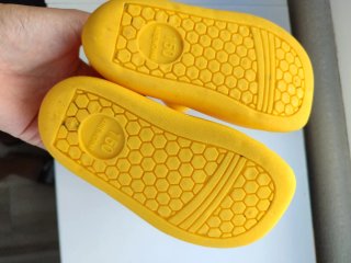 Botas de agua amarillas con dinosaurio