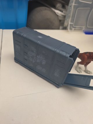Contenedor con Velociraptor