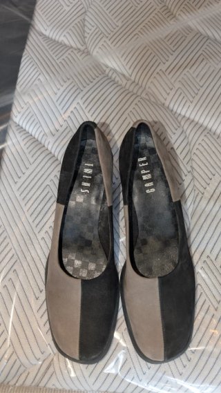Zapatos Camper grises y negros