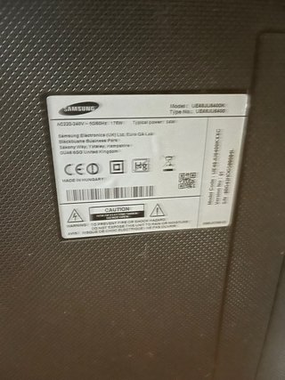 TV Samsung 48 pulgadas tienes dos rayas