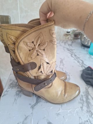 Botas vaqueras beige con detalles marrones