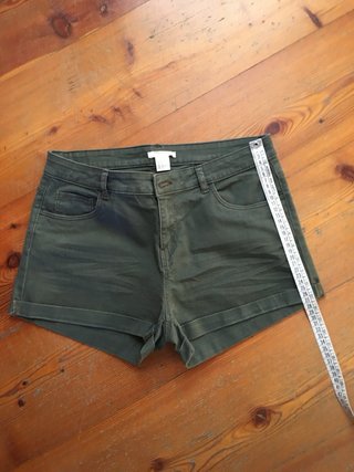 Pantaloni corti a vita bassa in cotone verde kaki