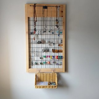 Colgador de pendientes de madera y metal