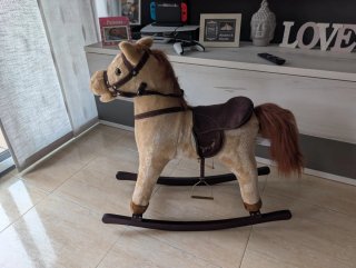 Caballo balancín con música