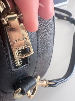 Bolso Coach marrón con llavero de cerezas