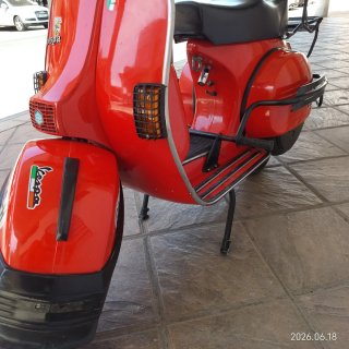 Vespa P200E 1981 Roja Histórica