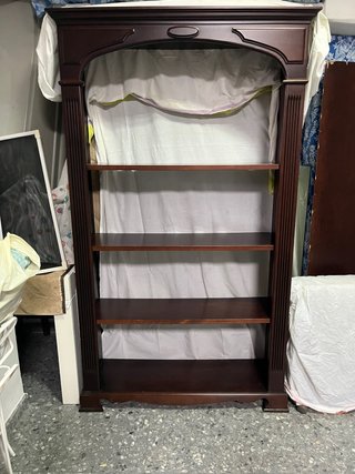 Estantería de madera oscura