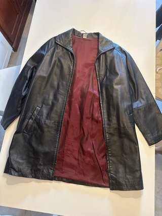 Giaccone in pelle nero con fodera rossa
