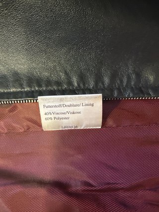 Giaccone in pelle nero con fodera rossa