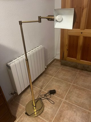 Lámpara de pie dorada