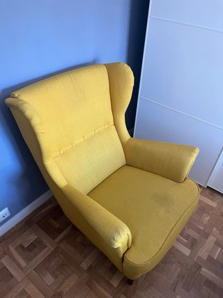 Sillón orejero amarillo de tela