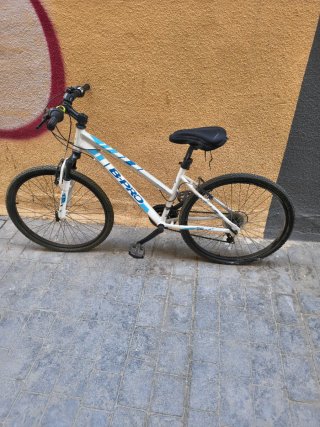 Bicicleta B-PRO blanca y azul