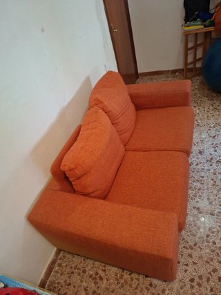 Sofá naranja de tela