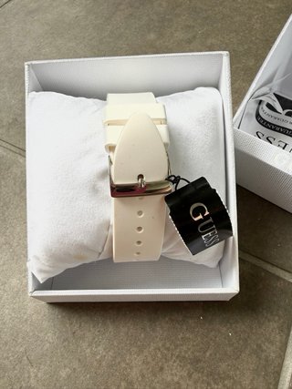 Reloj Guess Mujer Blanco y Plateado