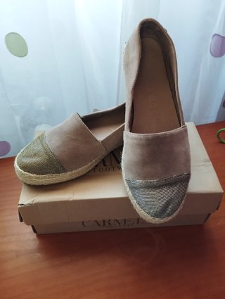 Zapatos planos piel beige y oro