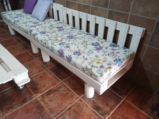 4 Sofás de palets y mesa exterior blanco