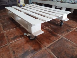 4 Sofás de palets y mesa exterior blanco