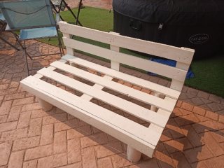 4 Sofás de palets y mesa exterior blanco