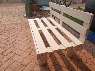 4 Sofás de palets y mesa exterior blanco