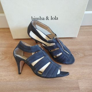 Sandalias Bimba y Lola azul navy con cremallera.