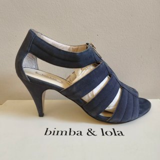 Sandalias Bimba y Lola azul navy con cremallera.