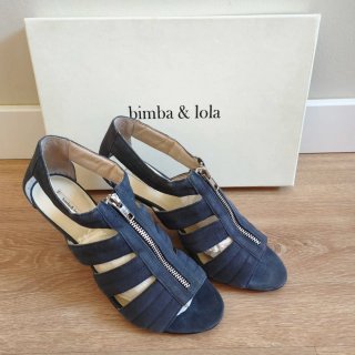 Sandalias Bimba y Lola azul navy con cremallera.