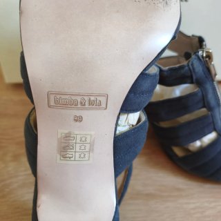 Sandalias Bimba y Lola azul navy con cremallera.