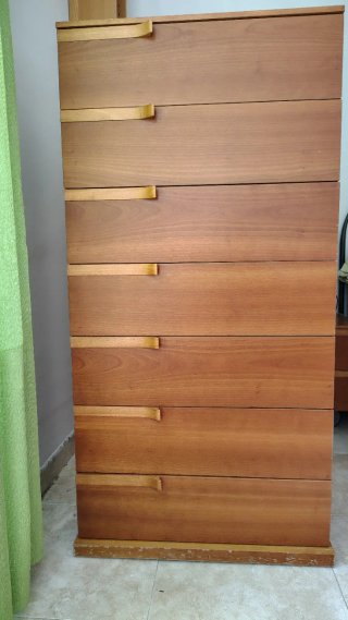 Mueble cajonero de madera y mesitas