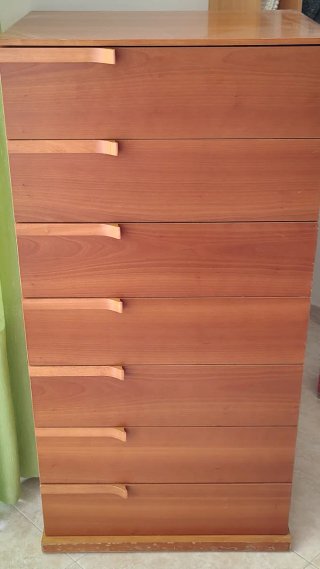 Mueble cajonero de madera y mesitas