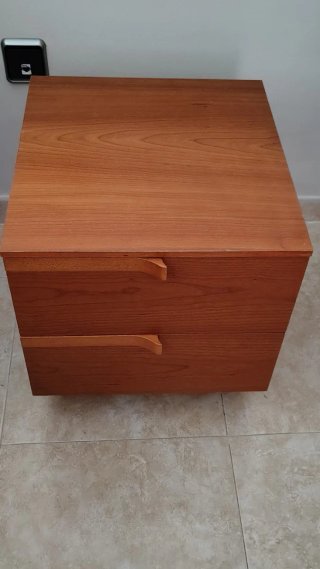 Mueble cajonero de madera y mesitas