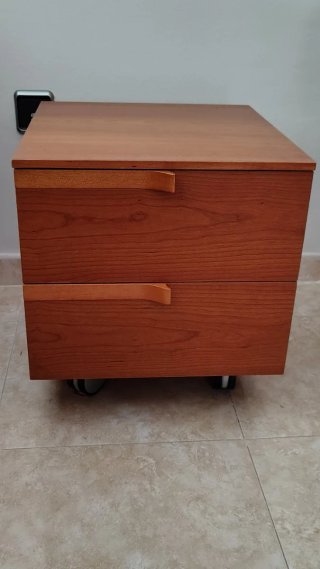 Mueble cajonero de madera y mesitas