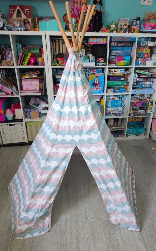 Tipi infantil con diseño de escamas
