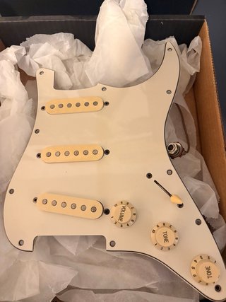 Pastillas Fender Japan + Golpeador Stratocaster