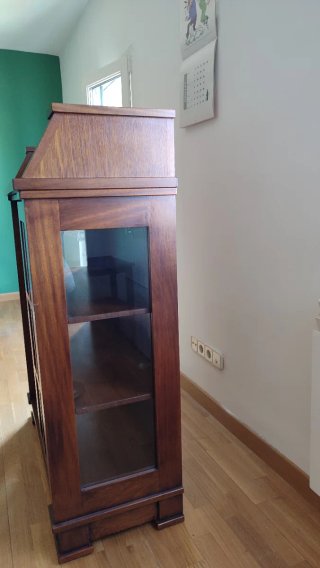 Mueble vajillero de madera con puertas de cristal