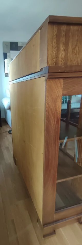 Mueble vajillero de madera con puertas de cristal