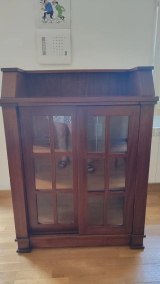 Mueble vajillero de madera con puertas de cristal