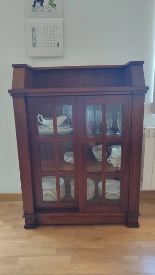 Mueble vajillero de madera con puertas de cristal