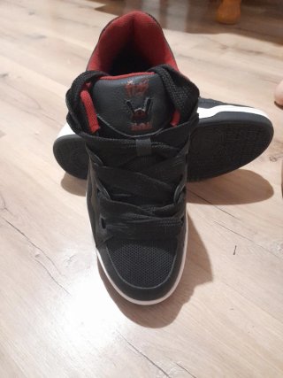 Zapatillas deportivas negras y rojas.