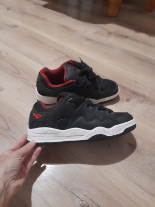 Zapatillas deportivas negras y rojas.