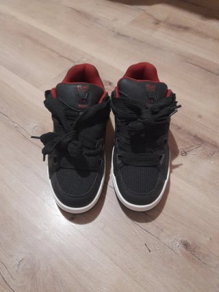 Zapatillas deportivas negras y rojas.