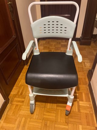 Silla de ducha con ruedas Etac Clean con el cojín