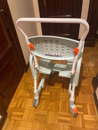 Silla de ducha con ruedas Etac Clean con el cojín