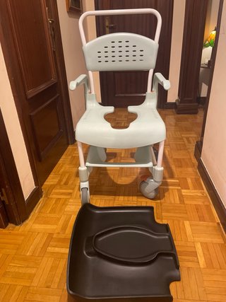 Silla de ducha con ruedas Etac Clean con el cojín